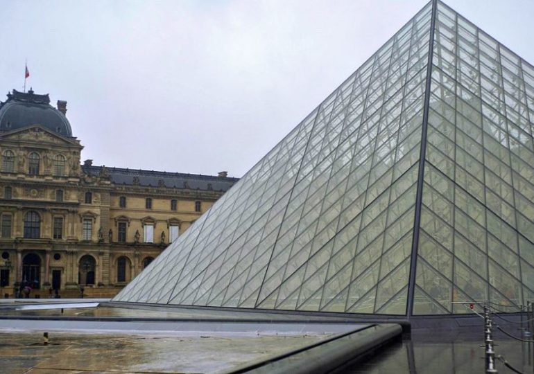 Louvre ancora chiuso
