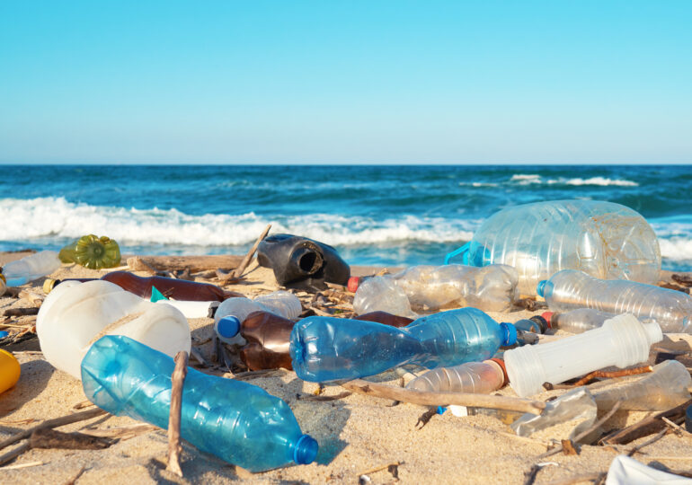 783 rifiuti ogni 100 metri di spiaggia, l'84% è plastica