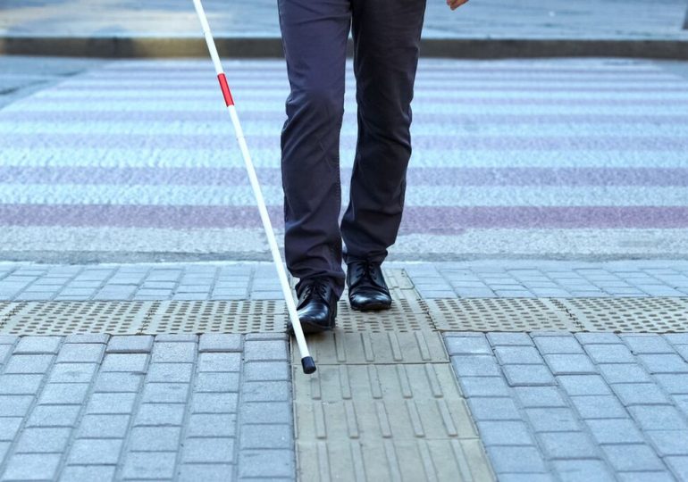 Arriva bastone per ciechi 'smart' che interagisce con la città