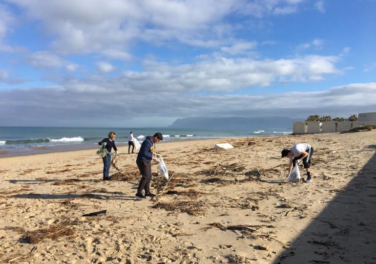 Volontariato e pulizia delle spiagge alle Saline di Trapani