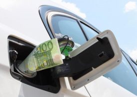 Il caro benzina riduce gli spostamenti su 4 ruote