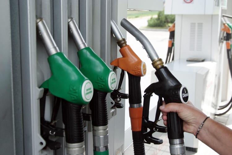 Prezzo diesel oggi sotto la benzina in Italia